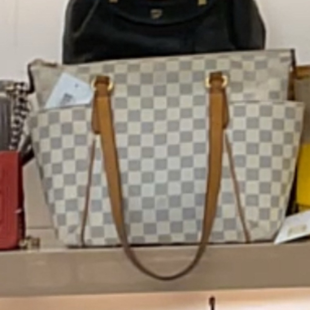 Authentic Louis Vuitton checkered bag. Side pockets
